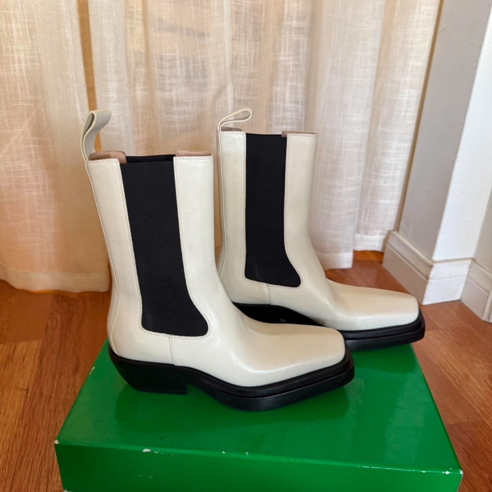Bottega Veneta NWT Lug Chelsea Boot in Beige